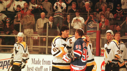 Jaromir Jagr embraces Wayne Gretzky after final game. (Photo by John Giamundo/Getty Images)