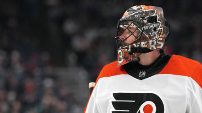 Philadelphia Flyers målvakt Samuel Ersson gör bokslut med huvudet buret högt